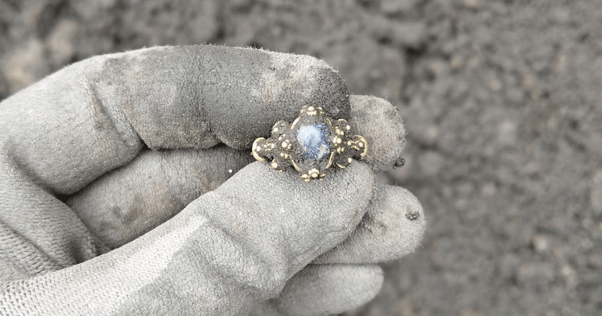 Inel medieval din aur cu o piatră prețioasă strălucitoare, descoperit în Norvegia