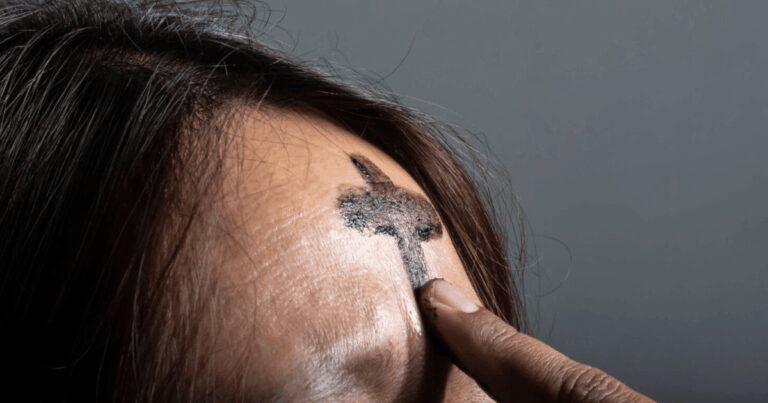 Secretarul de stat american a apărut anul trecut cu o cruce de cenușă! Care e istoria și simbolistica ei?