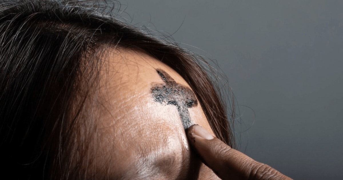 Secretarul de stat american a apărut anul trecut cu o cruce de cenușă! Care e istoria și simbolistica ei?