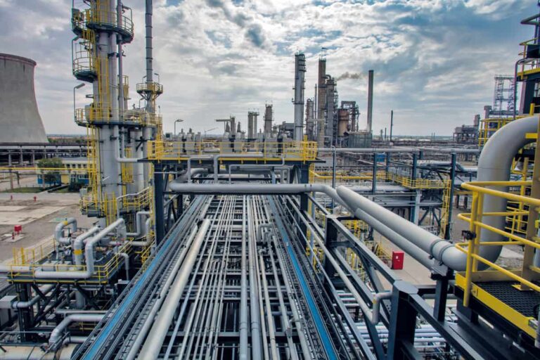 Cum pregătește România traversarea crizei energetice: Se ia în calcul redeschiderea rafinăriei Petrotel, se amână revizia rafinăriei Petromidia, iar Petrobrazi lucrează la capacitate maximă
