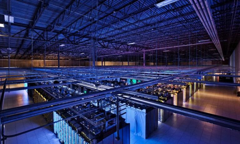 Investitori interesați de centre de date de mare putere discută cu Transelectrica / DEN propune un oficiu guvernamental pentru facilitarea avizelor