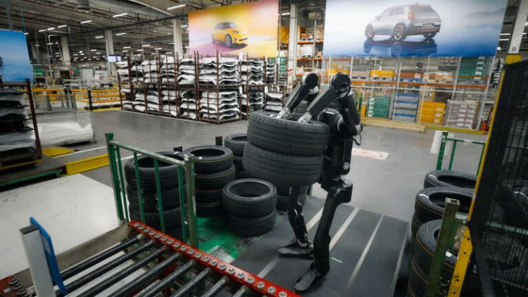 VIDEO/ Renault va fi unul dintre primii producători auto care vor introduce roboți umanoizi în fabrici, începând din 2027