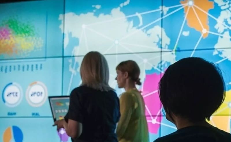 Doar 18% dintre companii valorifică folosirea AI – succesul nu vine din investiția în algoritmi, ci din abilitatea angajaților de-a folosi AI