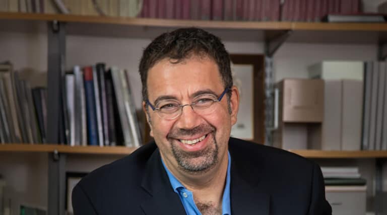 Laureatul Nobel Daron Acemoglu, la București: ”Problema definitorie pe care o avem astăzi o reprezintă criza democraţiei liberale”