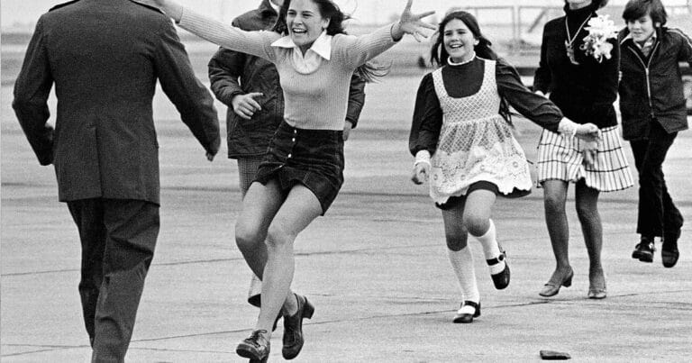 Istoria unei fotografii: Povestea tristă din spatele unei „explozii de bucurie”