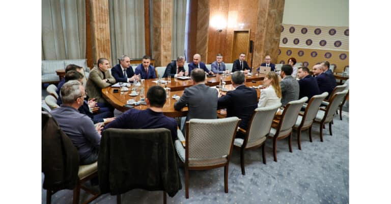 Carburanții – decizia finală: Acciza la motorină se reduce cu 30 de bani/litru – Executivul dă de înțeles că va supraimpozita profiturile OMV Petrom. Când va fi adoptată ordonanța