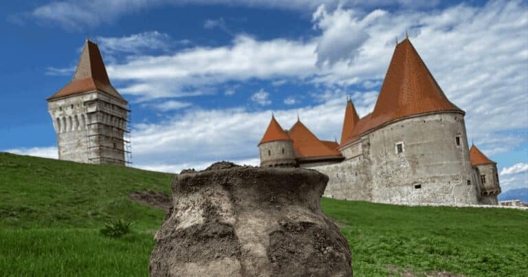 Noi descoperiri arheologice în apropierea Castelului Corvinilor