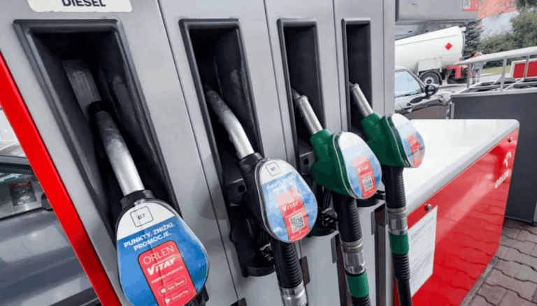 Evoluția prețurilor la carburanți: Prețurile medii din România au scăzut cu 2,2% la benzină, respectiv 0,5% la motorină în ultima săptămână