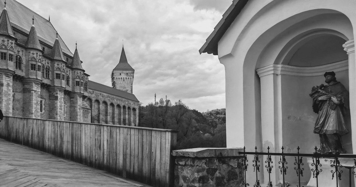 Știați că la capătul podului Castelului Corvinilor se află statuia Sfântului Ioan Nepomuk?