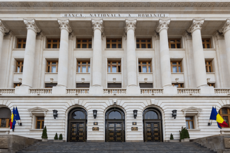 BNR: Există ”riscuri ridicate” la adresa cursului leu-euro. Banca centrală a cheltuit peste 1 mld. € din rezerve în martie pentru a apăra leul – Reducerea deficitului bugetar va reduce dobânzile