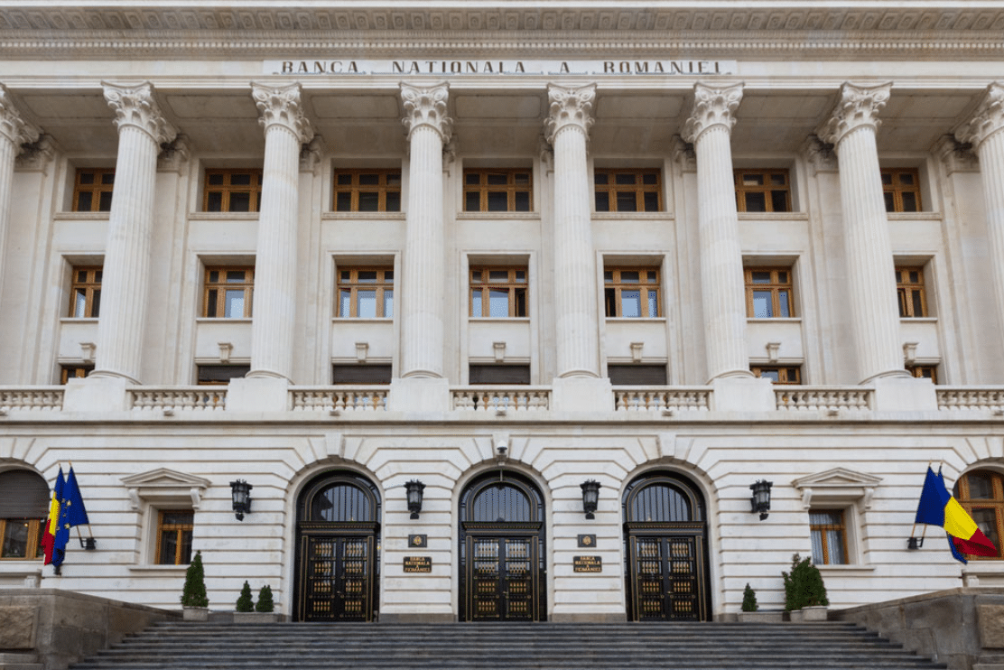 BNR: Există ”riscuri ridicate” la adresa cursului leu-euro. Banca centrală a cheltuit peste 1 mld. € din rezerve în martie pentru a apăra leul – Reducerea deficitului bugetar va reduce dobânzile