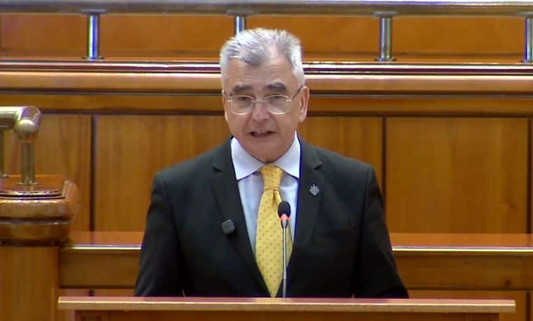 Moţiunea de cenzură PSD-AUR a fost citită în plenul Parlamentului, în lipsa lui Sorin Grindeanu, care a plecat în Franța. Votul, marţea viitoare