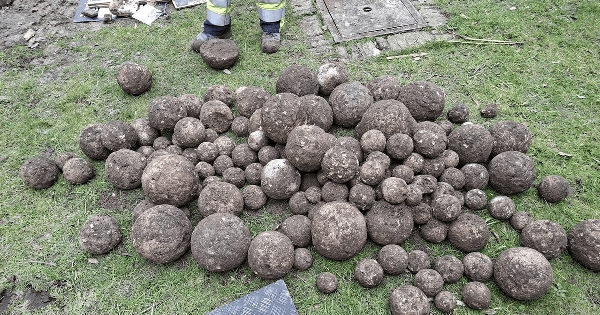 Depozit de ghiulele medievale, descoperit sub un șantier de construcții