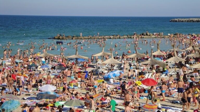Patronatele din turism anunță încasări ridicate la rezervările pe litoral, în condițiile scăderii cu 20% a numărului de turiști