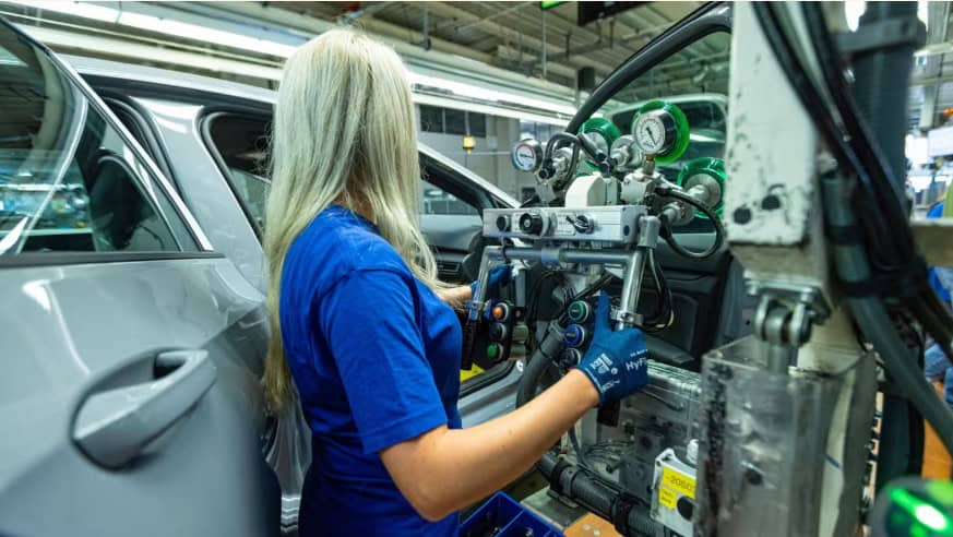 Industria României – încetinire a căderii în aprilie – cererea slabă și costurile ridicate mențin presiunile
