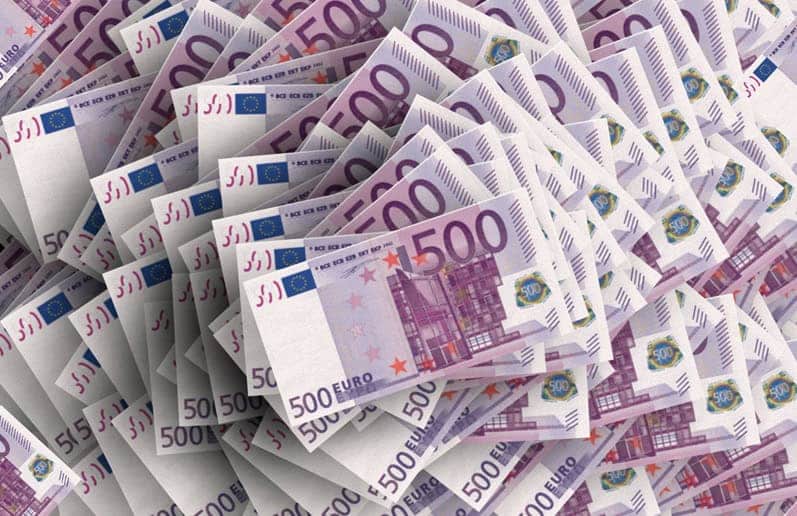 Criza cursului valutar vine după un an de „euroizare” a economiei: speriate de dobânzile la lei specifice inflației, companiile și-au făcut creditele în euro