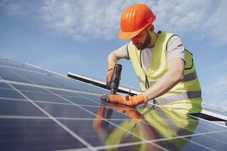Comisia interzice finanțarea europeană pentru proiectele de energie verde care folosesc echipamente din China, Rusia și Iran