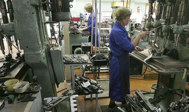 Reglementări pentru protejarea industriei de apărare – statul va putea interveni când fabrici din domeniu riscă să fie închise