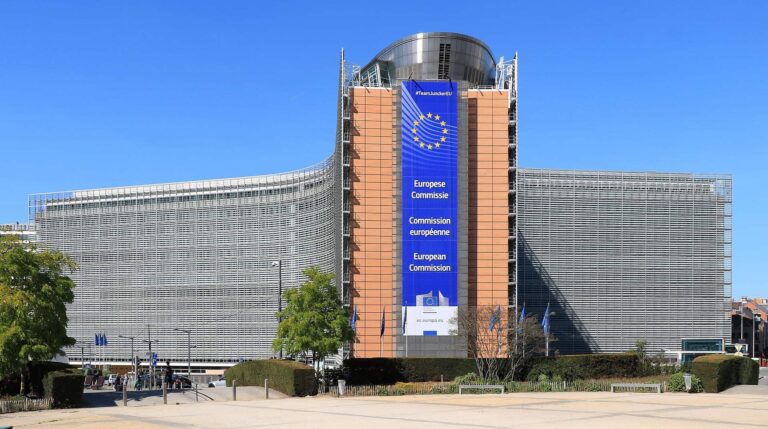 Revizuire severă a prognozei de creștere economică a României – Comisia anticipează o stagnare prin epuizarea principalului motor de creștere, consumul