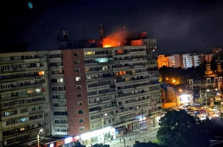 UPDATE / O dronă rusească a lovit ultimul etaj al unui bloc din Galați – incendiu și 2 persoane rănite. MApN: Nu ne confruntăm cu un atac asupra României