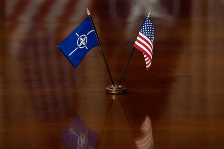 SUA anunță oficial reducerea contribuțiilor la forțele NATO: Posibilitatea unor conflicte simultane în diferite regiuni ale lumii obligă Washingtonul să își reorienteze resursele – Europa e îndemnată să își asume mai multă responsabilitate