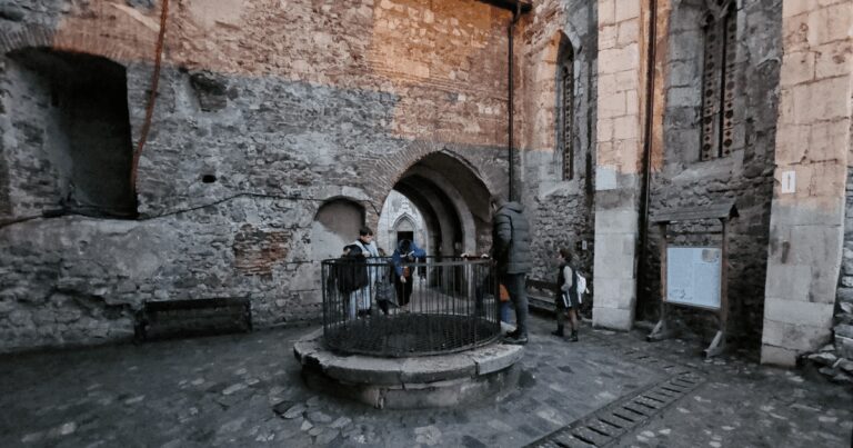 Descoperirea care dovedește o legendă în legătură cu fântâna Castelului Corvinilor / FOTO