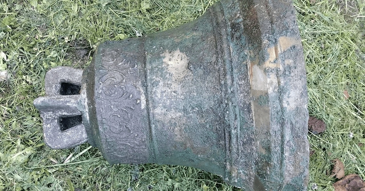 Clopot de biserică, descoperit îngropat la marginea unui drum