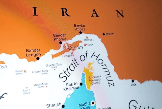 Bloomberg: Petrolierele din Golf tranzitează Strâmtoarea Ormuz „pe întuneric”, cu sprijinul marinei americane. Trump vorbește de peste 100 mil. barili scoși din regiune